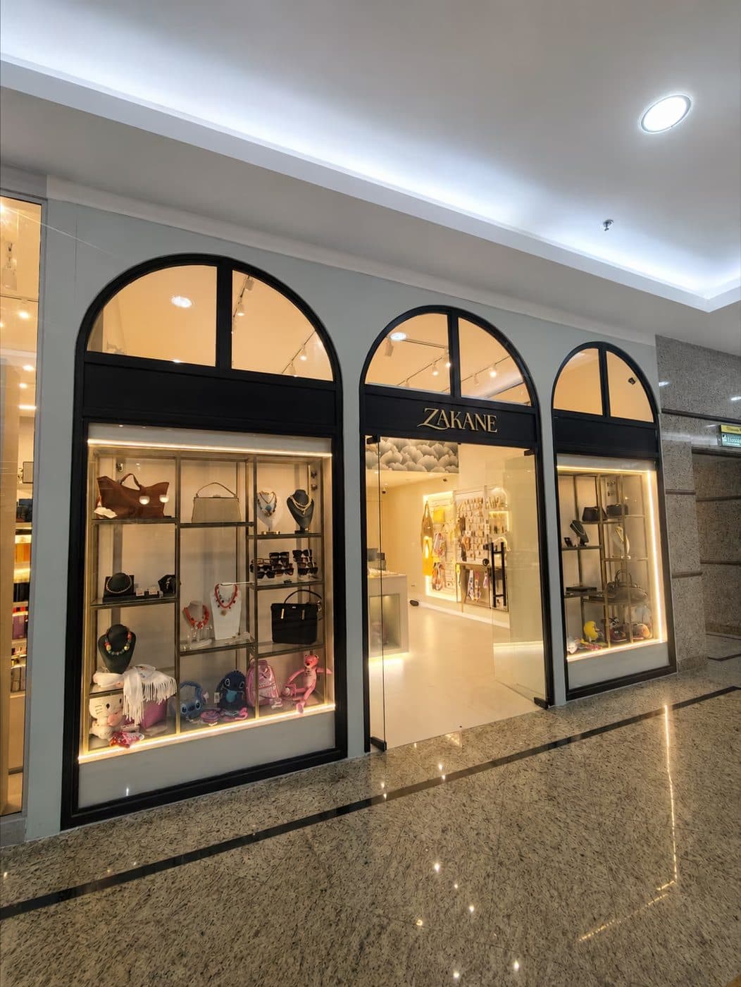 Fachada da loja Zakane com vitrines em arco